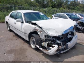  Salvage Lincoln Towncar