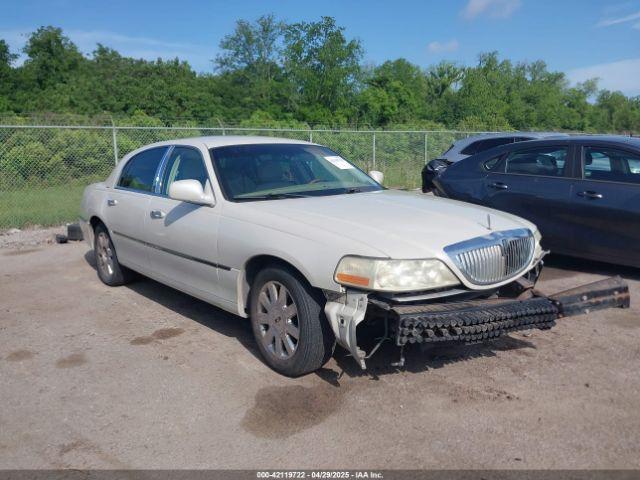  Salvage Lincoln Towncar