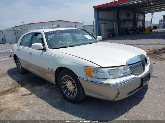  Salvage Lincoln Towncar