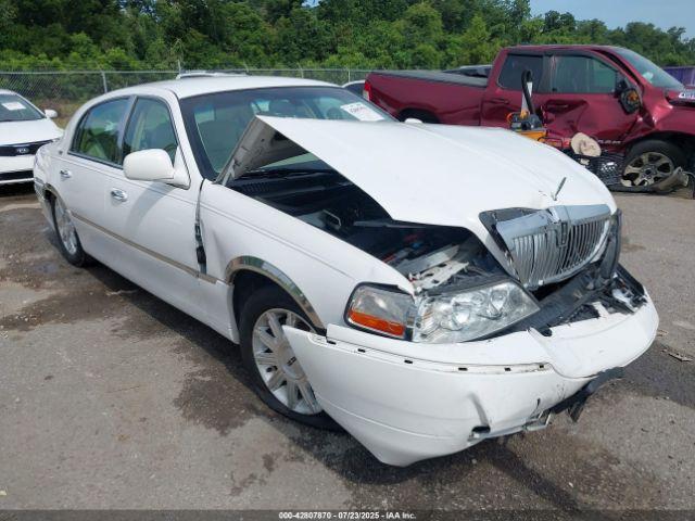  Salvage Lincoln Towncar