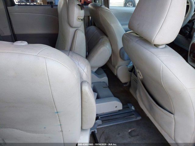 Toyota Sienna Xle V6 8 Passenger Image 7