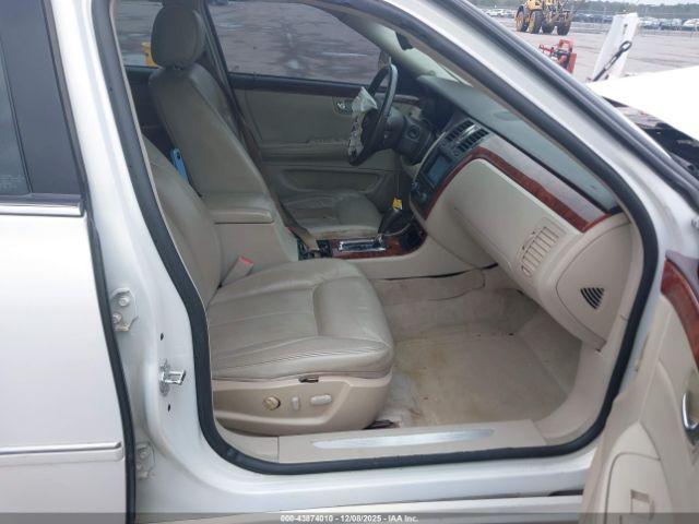 Cadillac DTS V8 Image 17