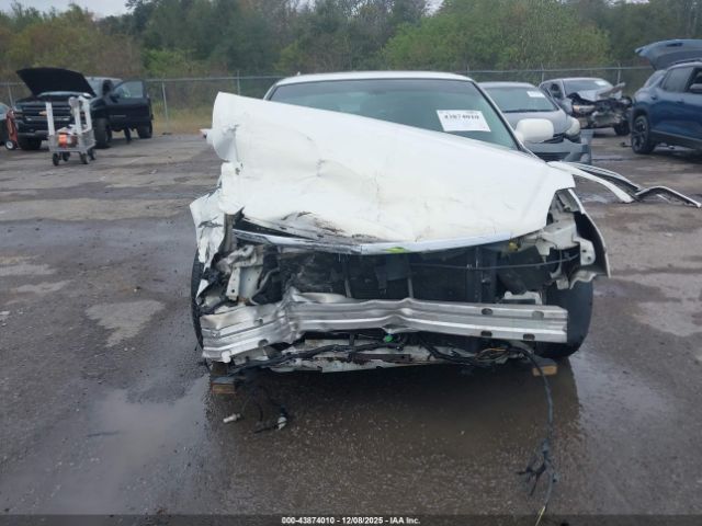 Cadillac DTS V8 Image 14