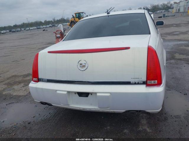 Cadillac DTS V8 Image 12