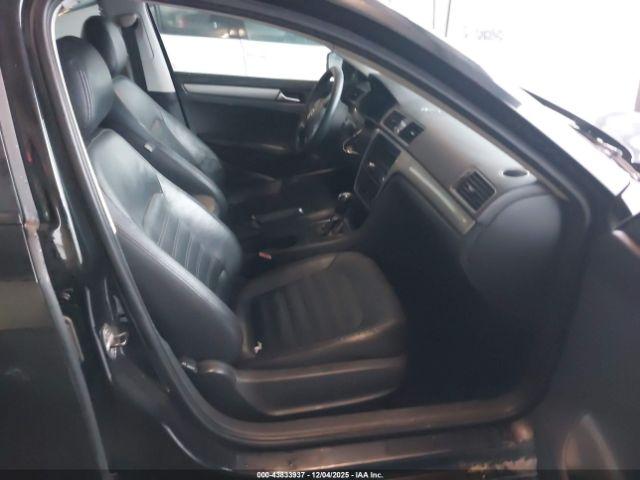 Volkswagen Passat 2.5l S Image 16