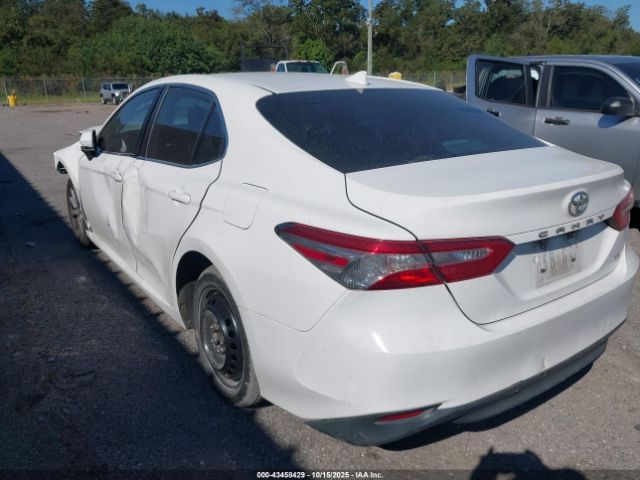 Toyota Camry Le Image 6