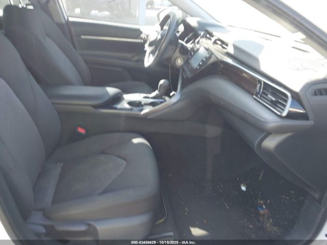 Toyota Camry Le Image 16