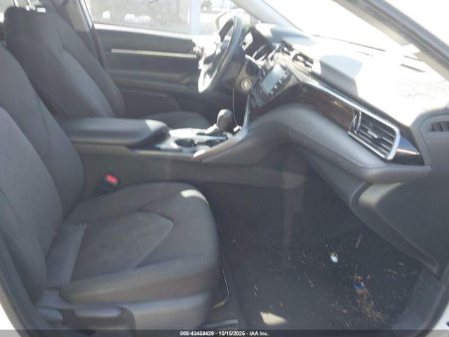 Toyota Camry Le Image 16