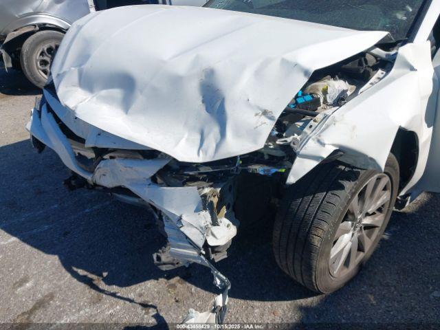 Toyota Camry Le Image 7