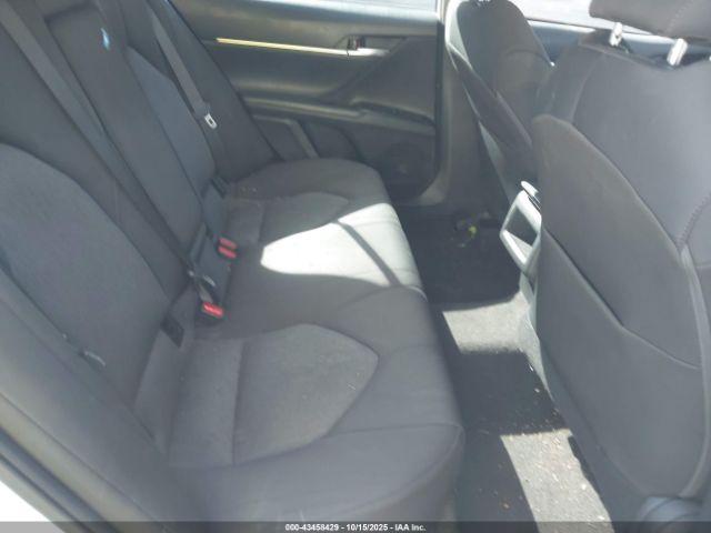 Toyota Camry Le Image 11