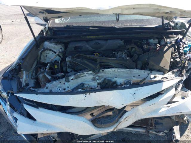 Toyota Camry Le Image 2