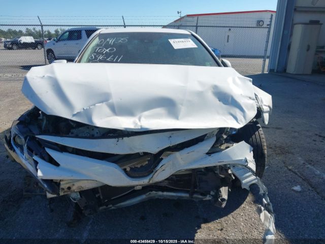 Toyota Camry Le Image 15