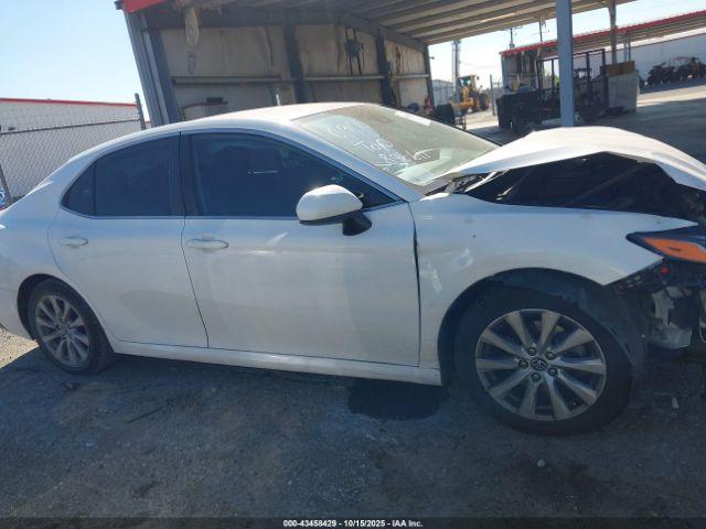 Toyota Camry Le Image 10