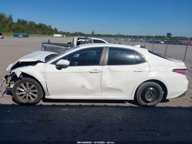 Toyota Camry Le Image 14