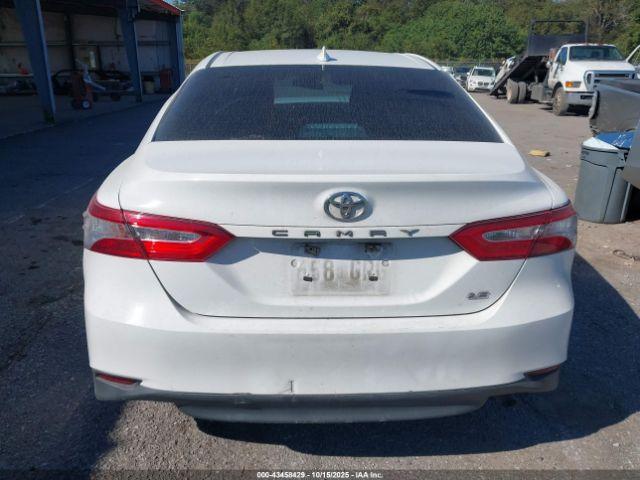 Toyota Camry Le Image 12