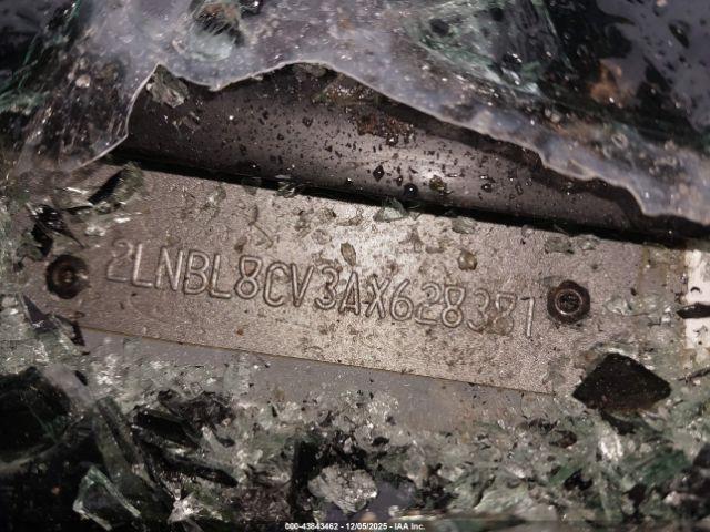 Lincoln Towncar Signature Limited Image 9