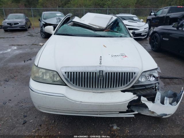 Lincoln Towncar Signature Limited Image 8