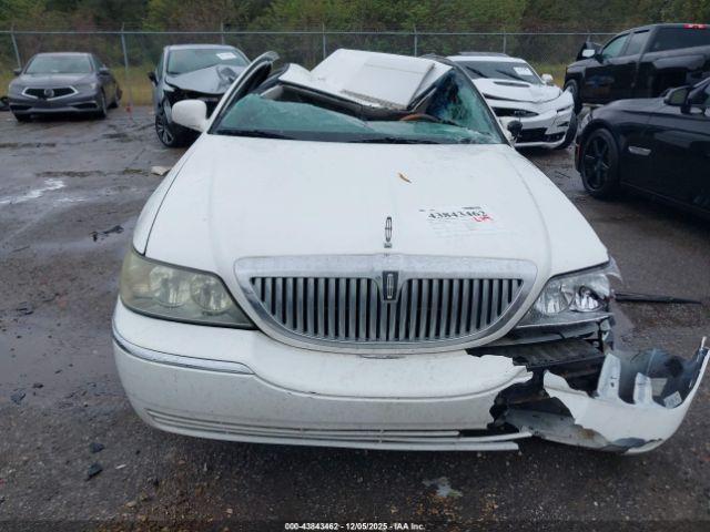 Lincoln Towncar Signature Limited Image 8