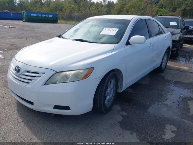 Toyota Camry Le Image 6