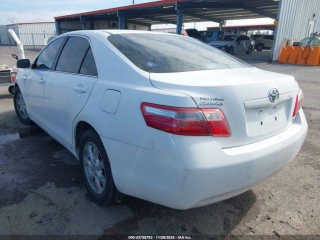 Toyota Camry Le Image 5