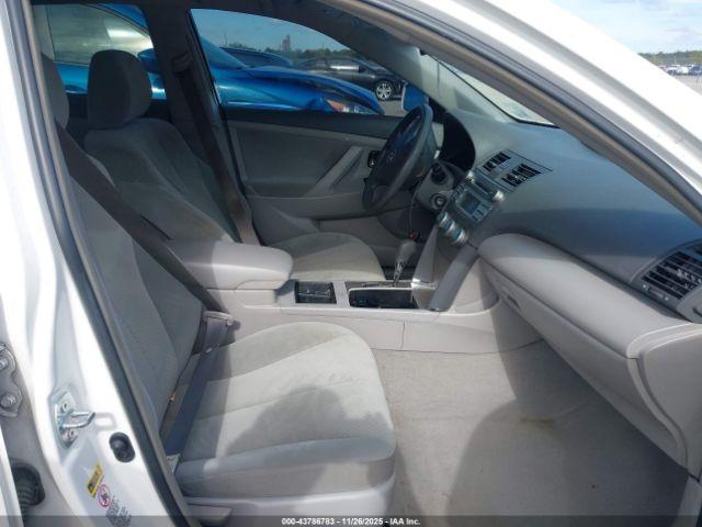 Toyota Camry Le Image 2