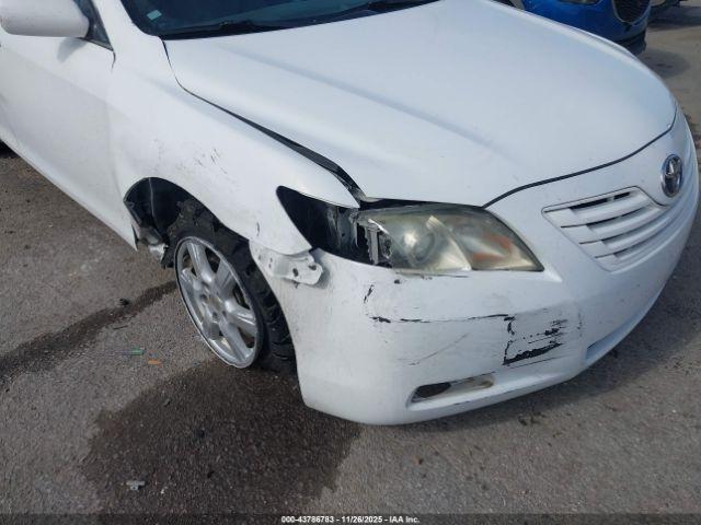 Toyota Camry Le Image 8