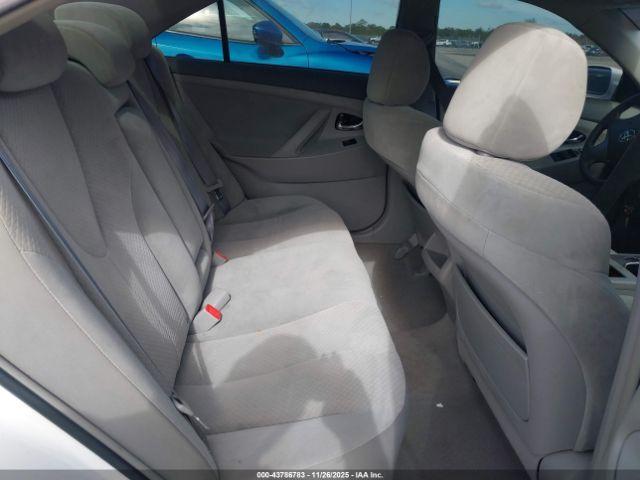 Toyota Camry Le Image 3