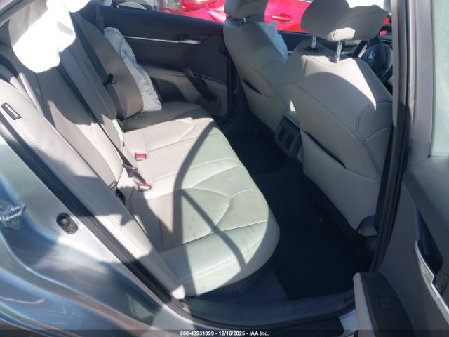 Toyota Camry Xle Hybrid Image 10