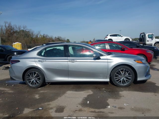 Toyota Camry Xle Hybrid Image 8
