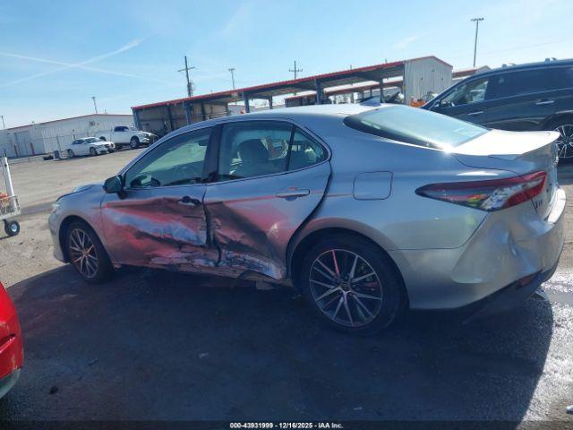 Toyota Camry Xle Hybrid Image 11