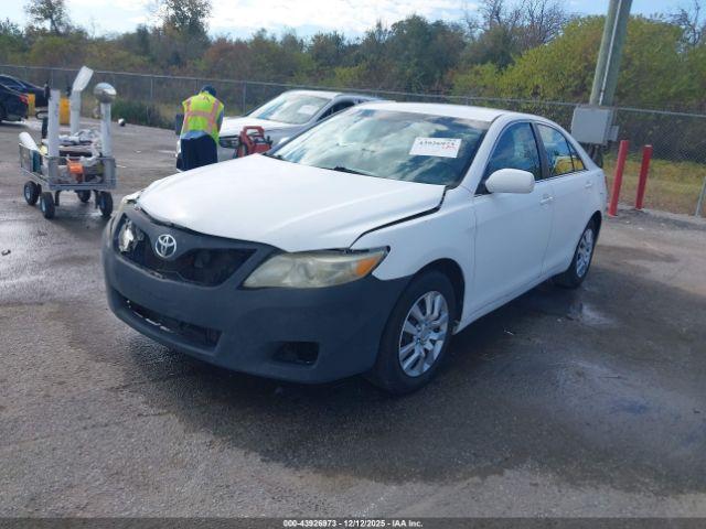 Toyota Camry Le Image 3