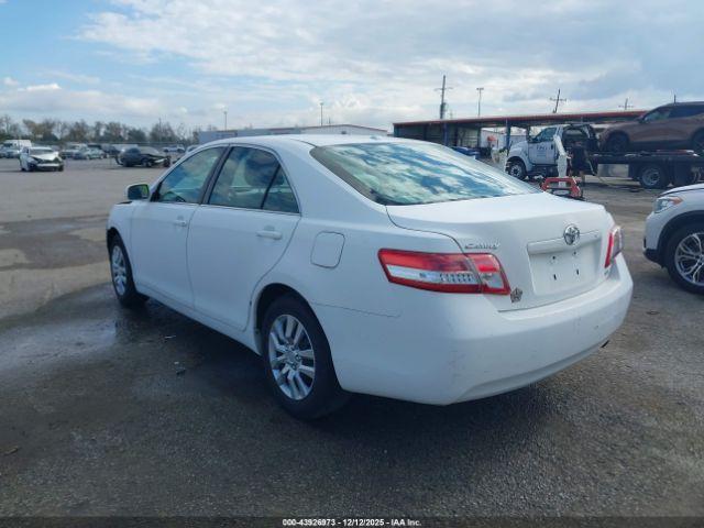 Toyota Camry Le Image 7