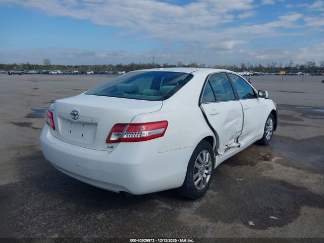 Toyota Camry Le Image 6