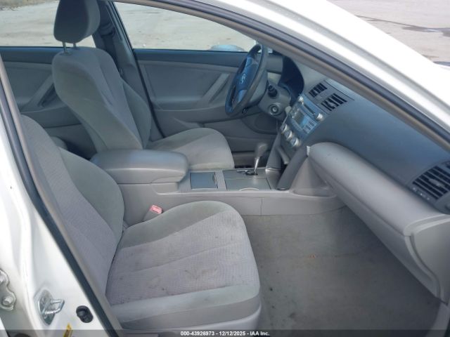 Toyota Camry Le Image 4