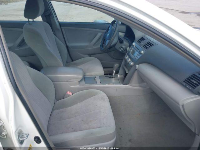 Toyota Camry Le Image 4