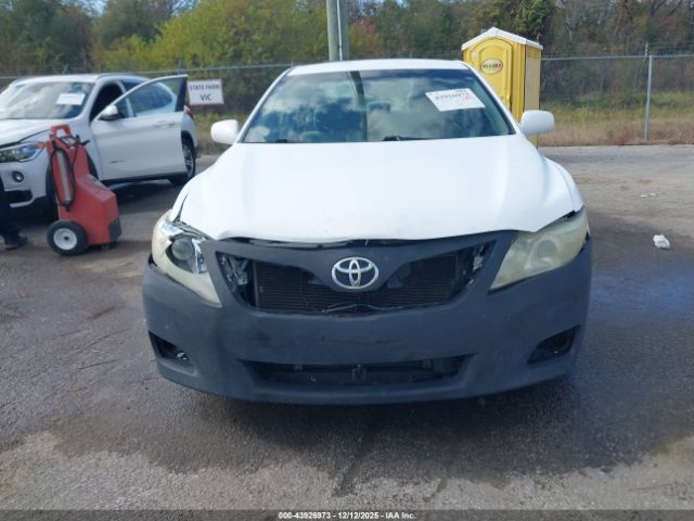 Toyota Camry Le Image 11