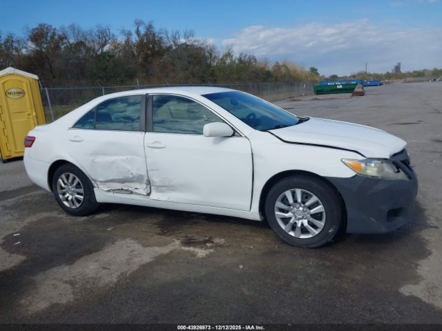 Toyota Camry Le Image 12