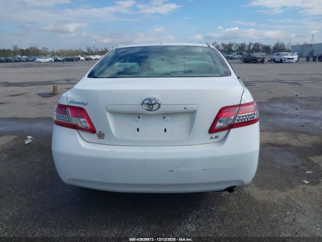 Toyota Camry Le Image 15