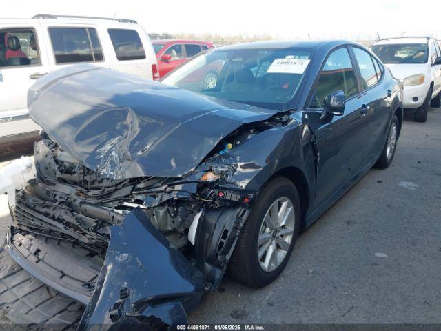 Toyota Camry Le Image 3