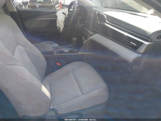 Toyota Camry Le Image 6