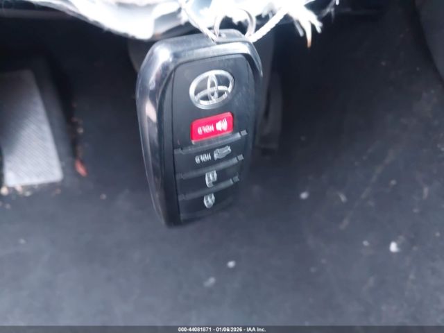 Toyota Camry Le Image 12