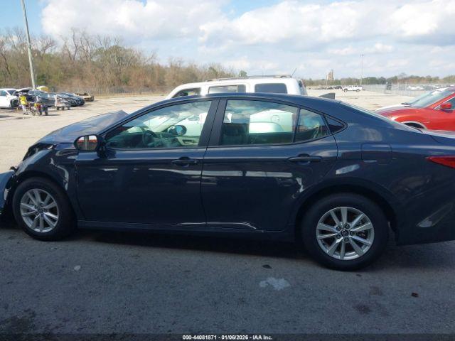 Toyota Camry Le Image 14