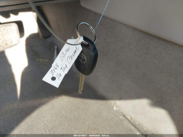 Toyota Camry Le Image 9